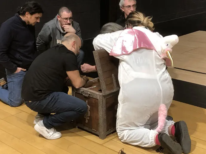 Anniversaire entre amis autour d'une malle escape game